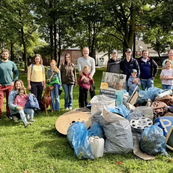 Gruppe von Freiwilligen nach einer Müllsammelaktion im Park