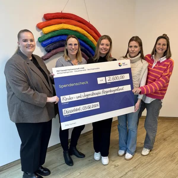 Spendenscheck von PKF Fasselt für das Kinder- und Jugendhospiz Regenbogenland in Düsseldorf