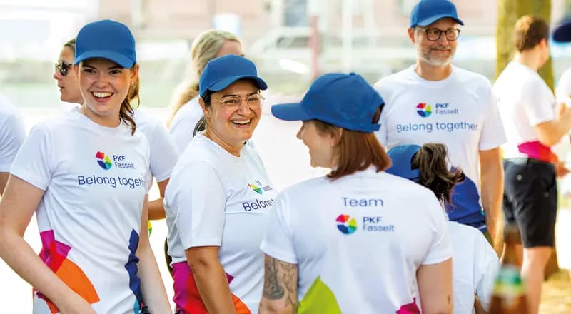 Kolleg:innen von PKF Fasselt in Team-Shirts bei einem Teamevent in Duisburg