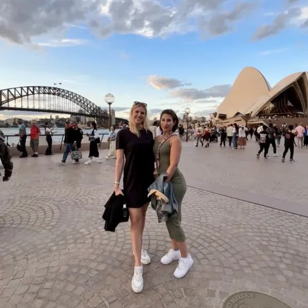 Zwei Kolleginnen während eines Secondments in Sydney vor dem Opernhaus