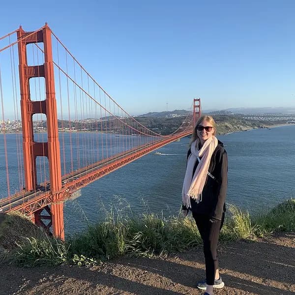 Kollegin während eines Secondments in den USA vor der Golden Gate Bridge