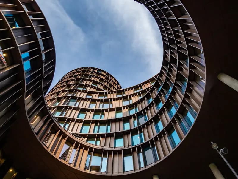 Gebäude mit runder Fassade aus der Froschperspektive