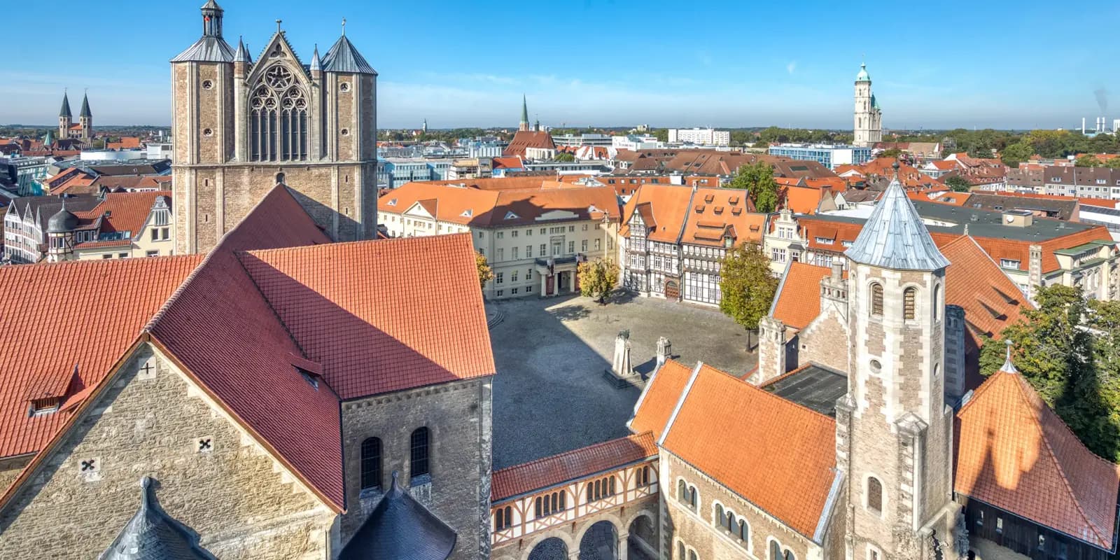 Blick über den Burgplatz mit dem Braunschweiger Dom