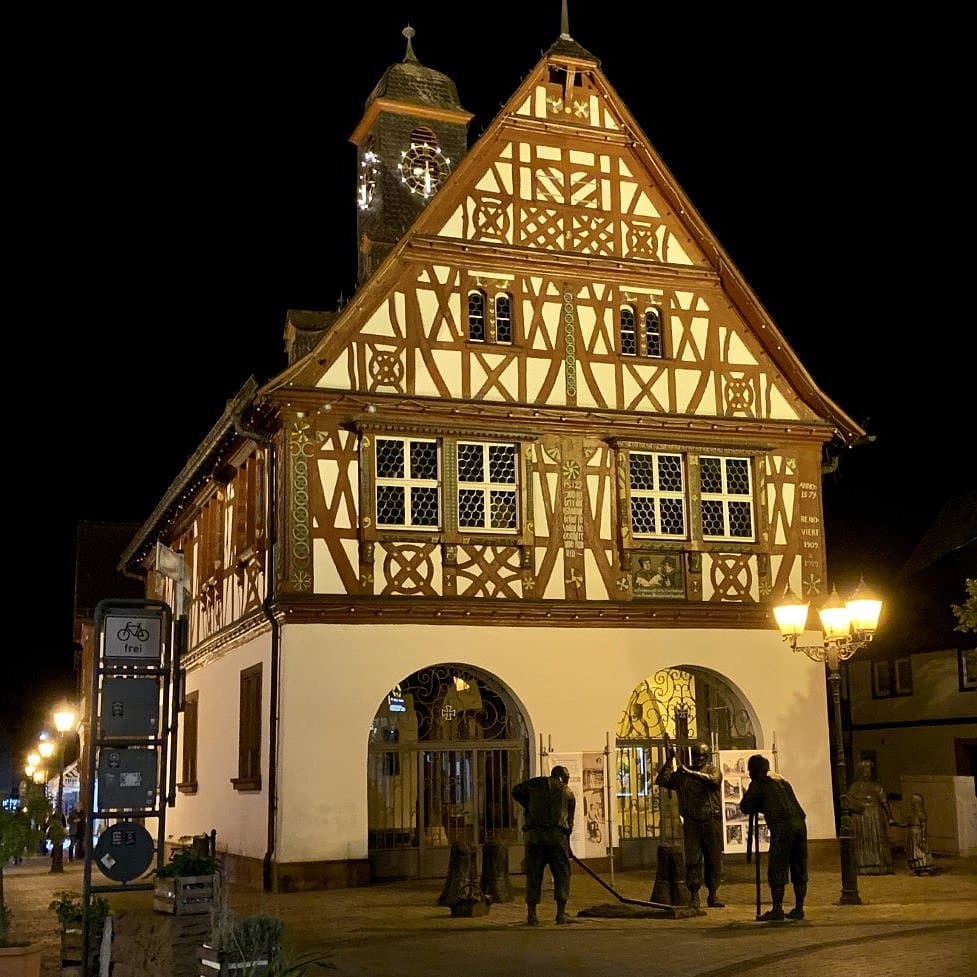 Historisches Fachwerkhaus mit Uhrturm in Groß-Gerau bei Nacht