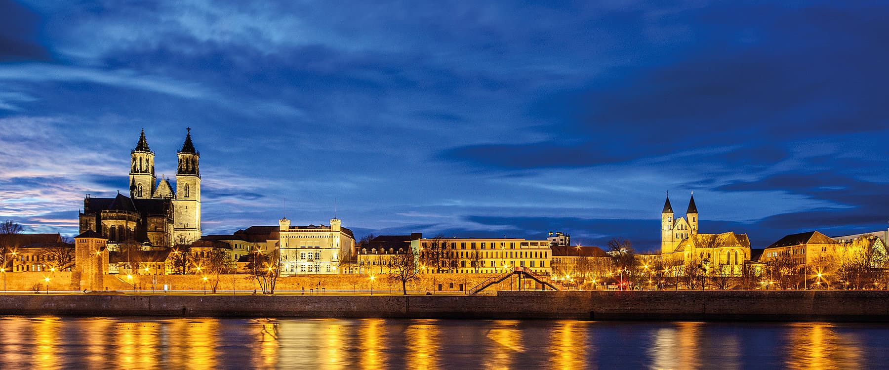 Abendstimmung an der Elbe in Magdeburg mit Dom