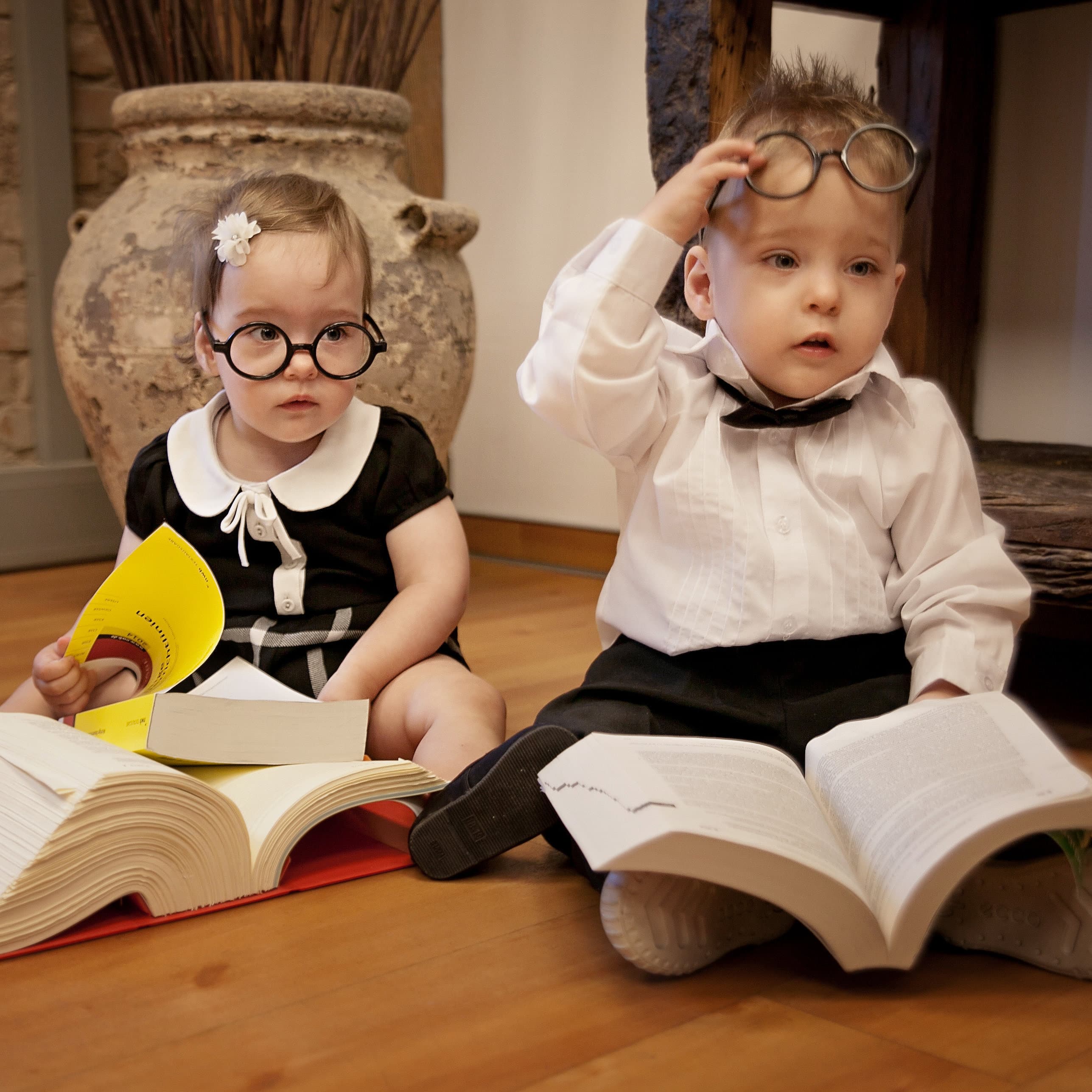 Zwei Kleinkinder mit Brillen und Gesetzbüchern