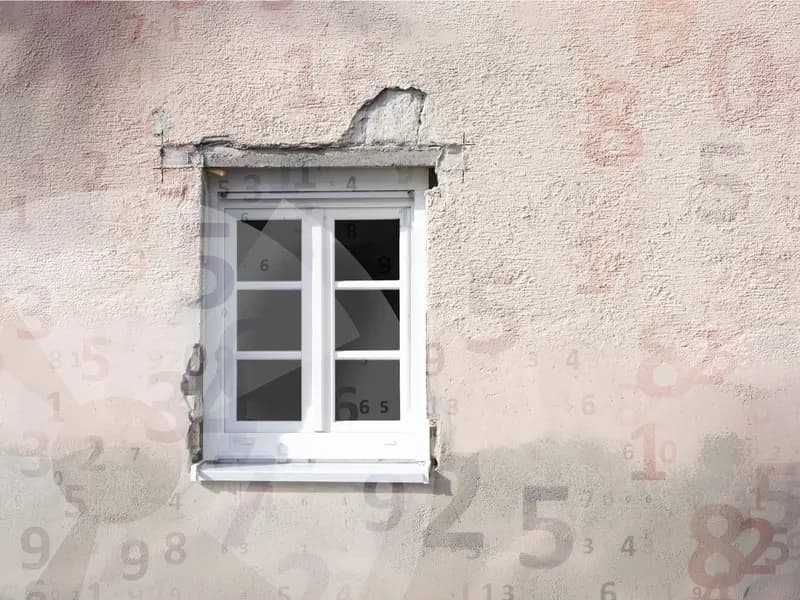 Weißes Sprossenfenster in einer Hausfassade mit abgeplatztem Putz, überlagert von Ziffern