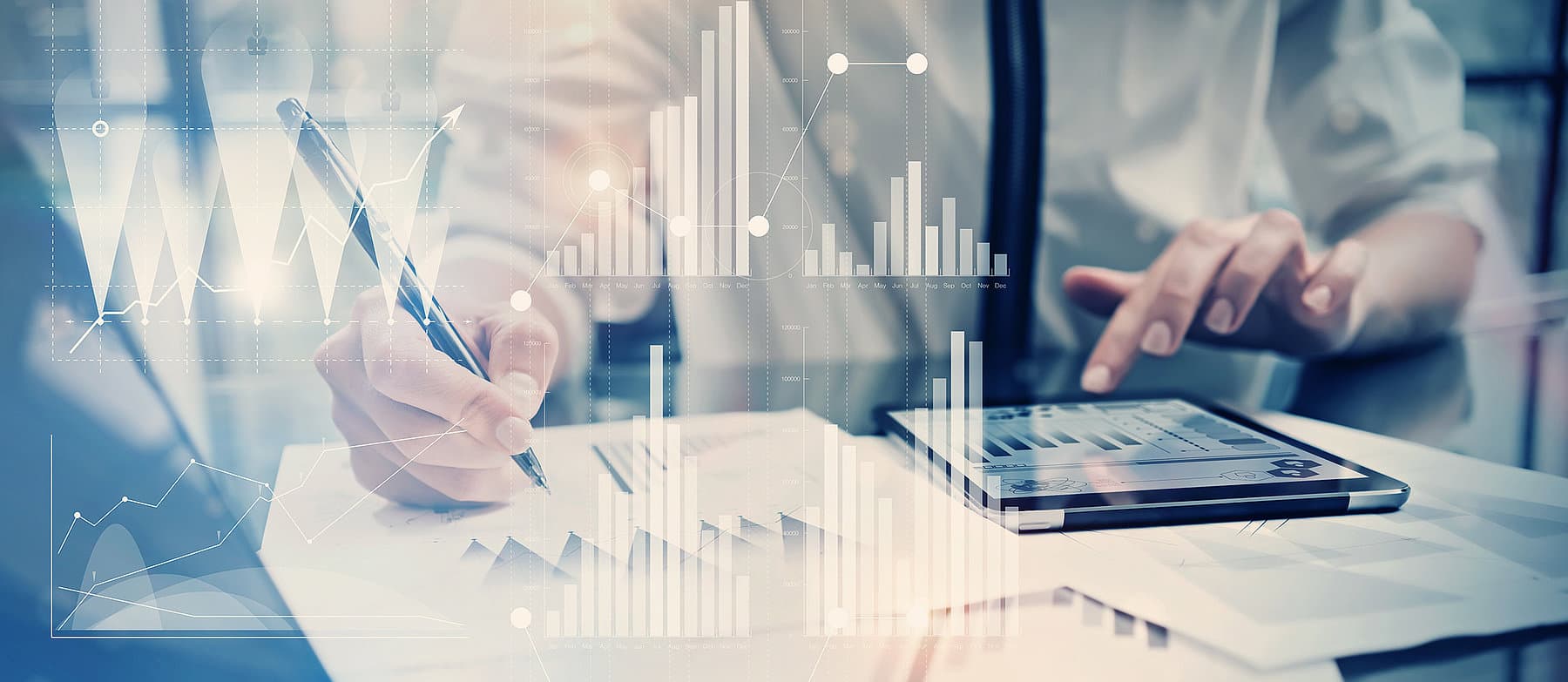 Person mit Stift und Tablet, überlagert von Finanzdiagrammen