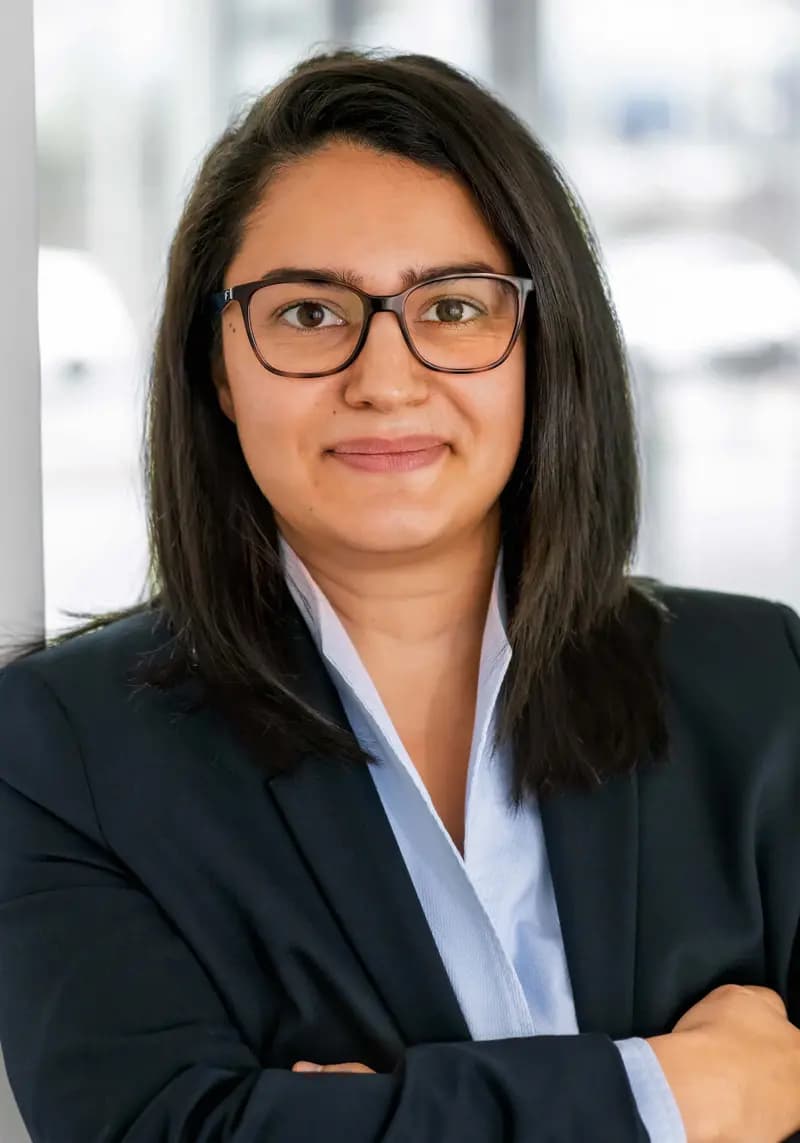 Porträt von Jasmin Vahidi mit Brille und dunklem Blazer