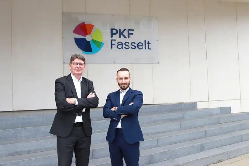 Frank Villwock (links) und Daniel Guilbert (rechts) vor einem Gebäude mit PKF-Fasselt-Schriftzug