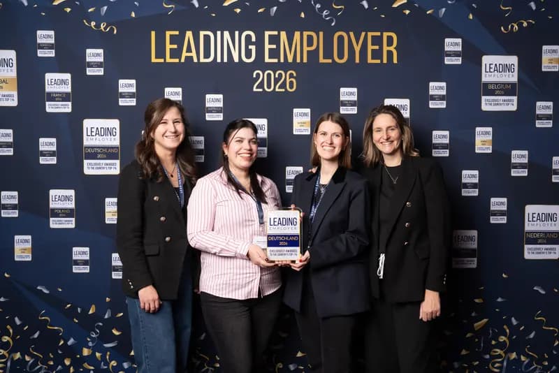 Karina Schmitten, Angelika Strucks, Theresa Wortmann-Schlöder und Anna Autenrieb (v. l. n. r.) mit der Auszeichnung LEADING EMPLOYER Deutschland 2026