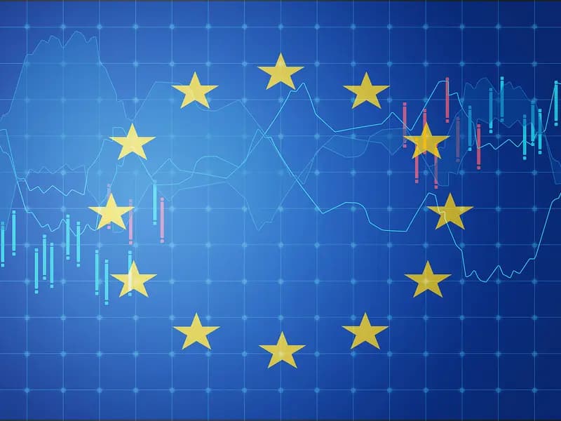 EU-Sternenkreis auf blauem Hintergrund mit Kursverläufen und Kerzencharts