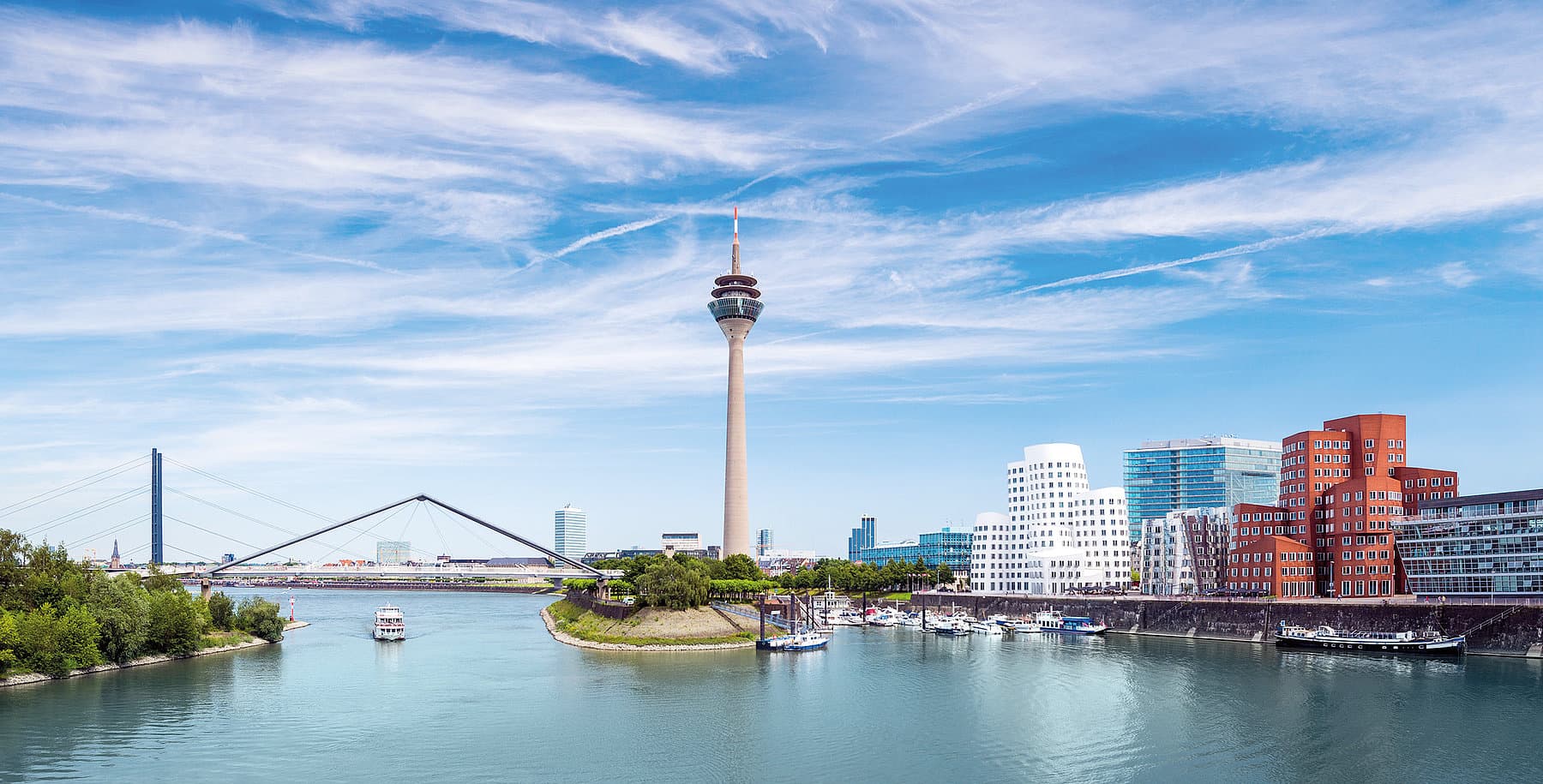 Blick über den Düsseldorfer Rhein mit Medienhafen und Fernsehturm