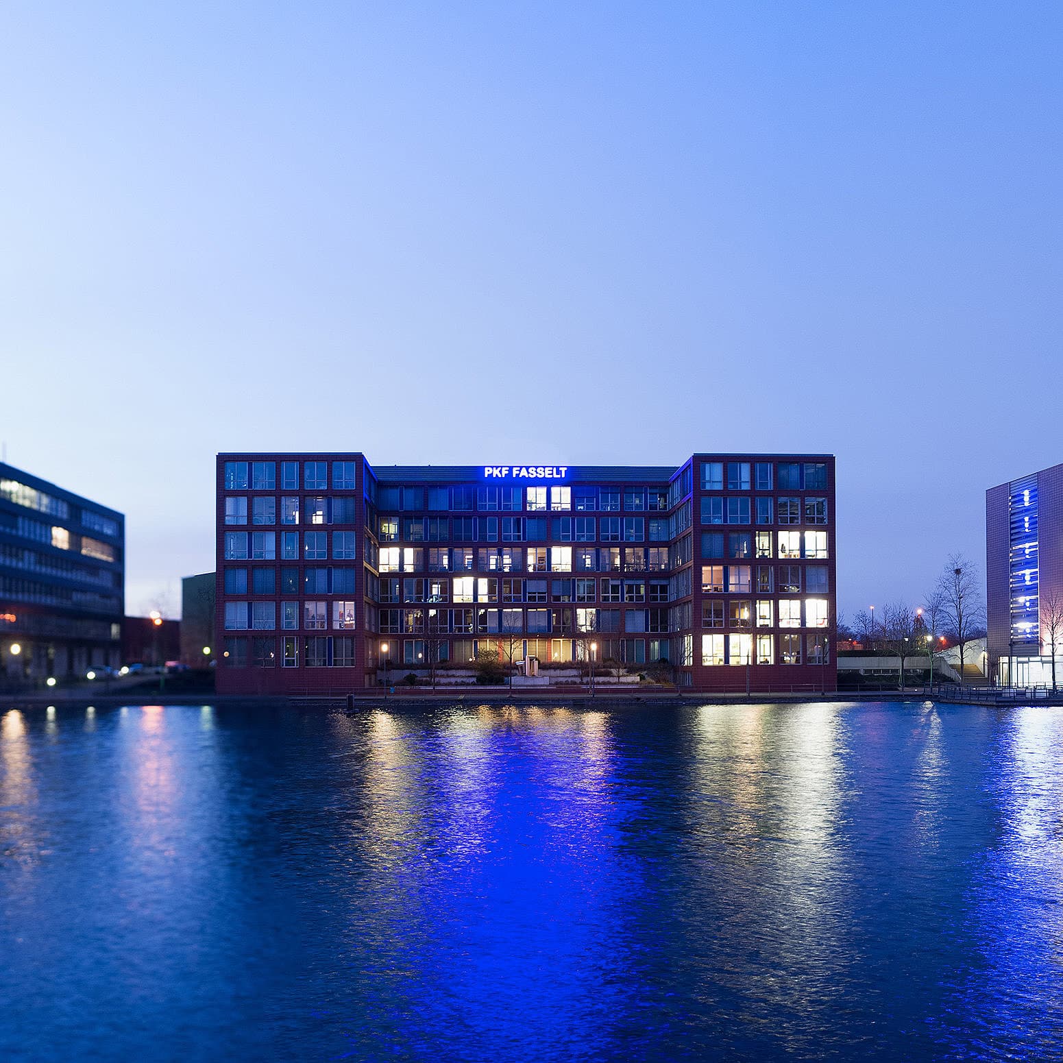 Bürogebäude von PKF Fasselt am Duisburger Innenhafen in der Abenddämmerung