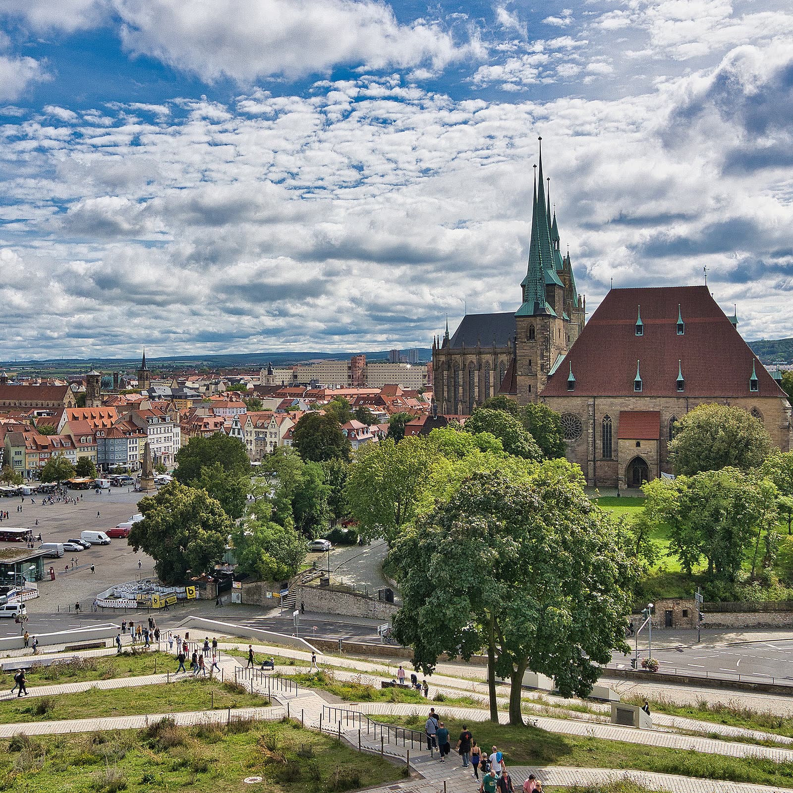Blick vom Petersberg über den Domplatz mit Dom und Severikirche