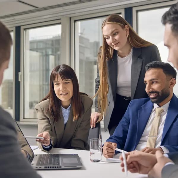 Team bei einer Besprechung im Frankfurter Büro